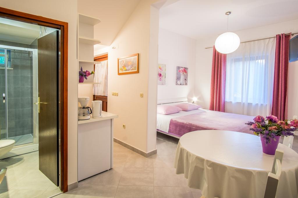 Apartments Delfin Krk Town Eksteriør billede